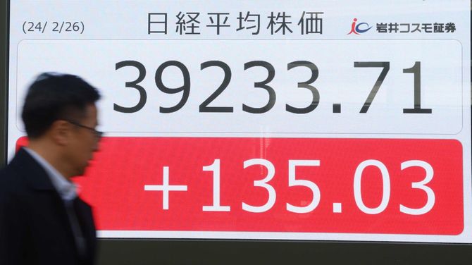 日経平均株価の終値を示すモニター＝2024年2月26日午後、東京都中央区