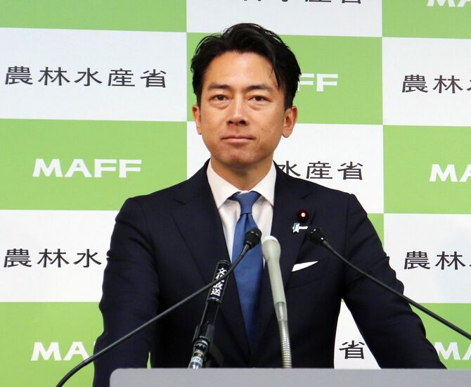 閣議後に記者会見する小泉進次郎農林水産相=2025年7月22日午前、東京都千代田区