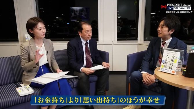 頼藤太希さん（右）が提唱する「思い出持ち」という言葉が印象的と語る、プレジデントオンライン編集長・横田良子。