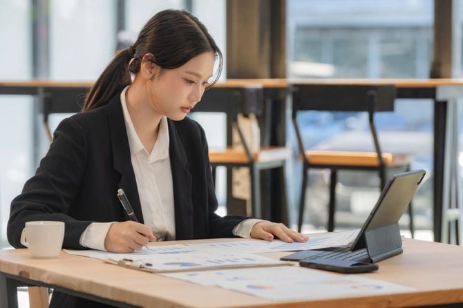 集中して作業している女性