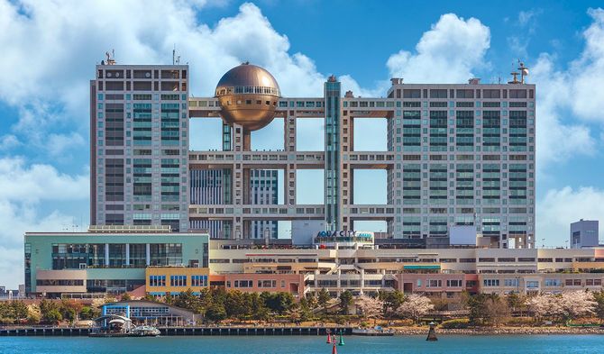 フジテレビビルを持つお台場島のアクアシティショッピングセンター