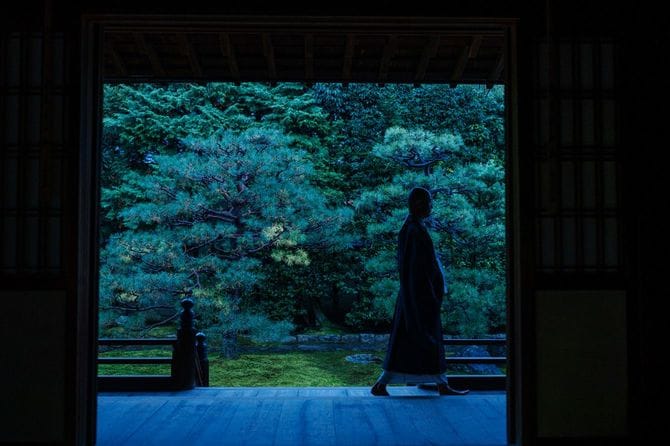 両足院の中からみる縁側