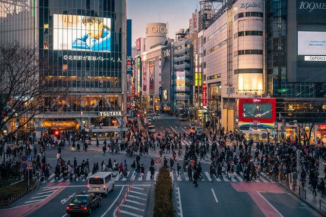夕暮れ時の渋谷のスクランブル交差点
