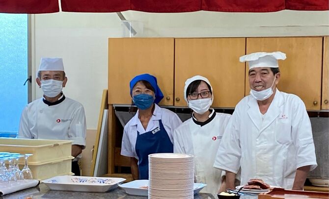 レストランでリゾートバイト中の中高年の人たち