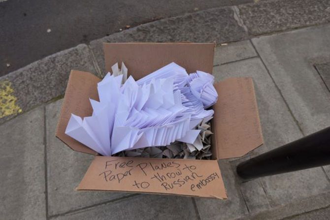 「ロシア大使館へ抗議しよう」と敷地前に置かれた紙飛行機。用意した男性は「ウクライナ空爆への皮肉という意味で」と話してくれた