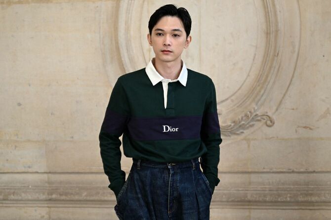 俳優の吉沢亮が2026年1月21日、パリで開催されたメンズ・パリ・ファッションウィークの一環として行われたディオール（DIOR）の2026-27年秋冬メンズコレクションに先立ち、フォトコールでポーズを取った