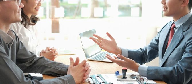 購入についてアドバイザーに相談するカップル