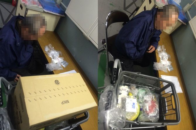 段ボールの中に未精算の商品