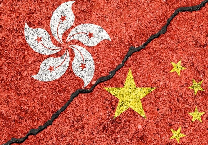 ひび割れた壁の背景に描かれた香港と中国の旗/香港対中国紛争の概念
