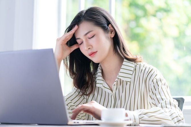 頭痛がする女性