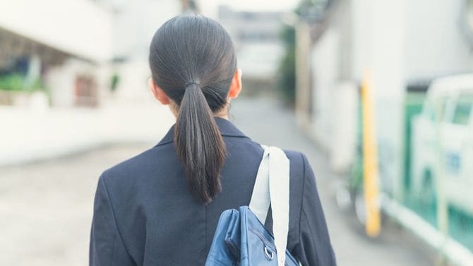 女子高生の後ろ姿