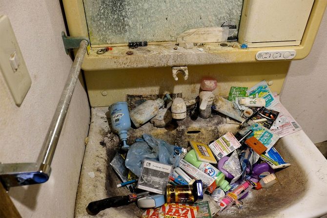 第4回目で取り上げた男性宅。清掃初日はゴミが積み上がり、洗面台の存在は確認できなかった。ゴミを積み上げる前には、洗面台として使っていた形跡が確認できる。