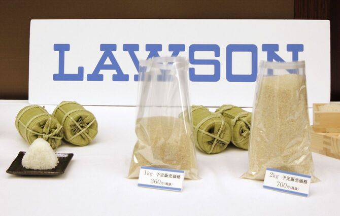 ローソンが販売する政府備蓄米。左は「ヴィンテージ米おにぎり」＝2025年6月3日、東京都港区