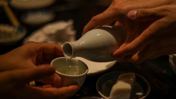 お酌をする手元