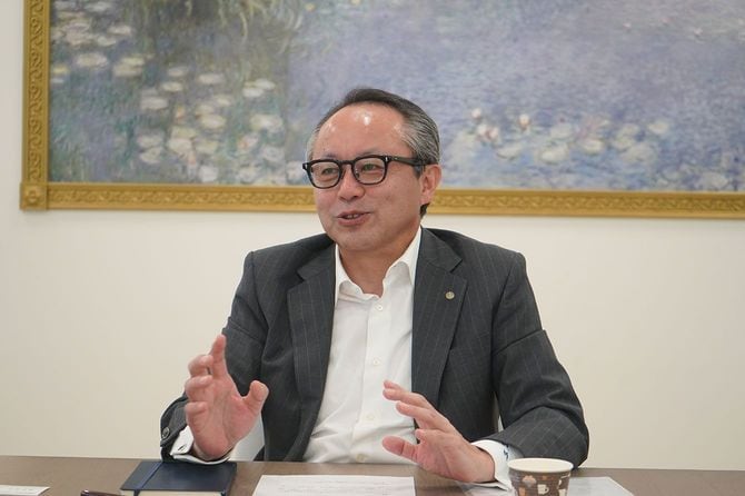鈴茂器工の本社で取材を受ける谷口社長。2022年にJR中野駅近くに本社を移転している