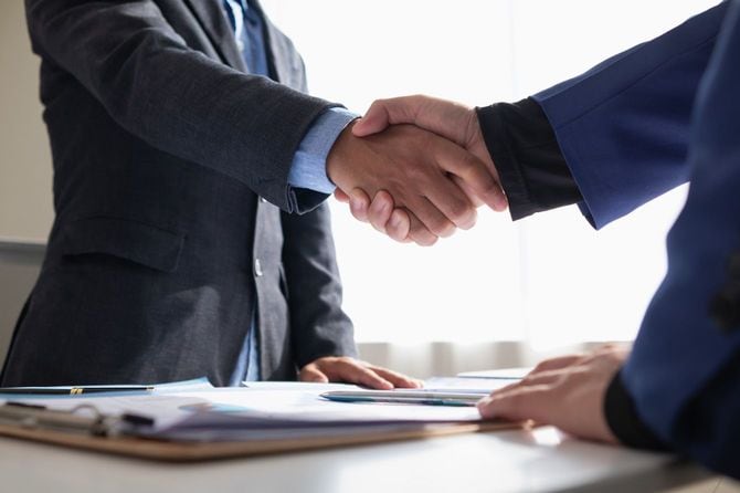 握手する二人のビジネスマン