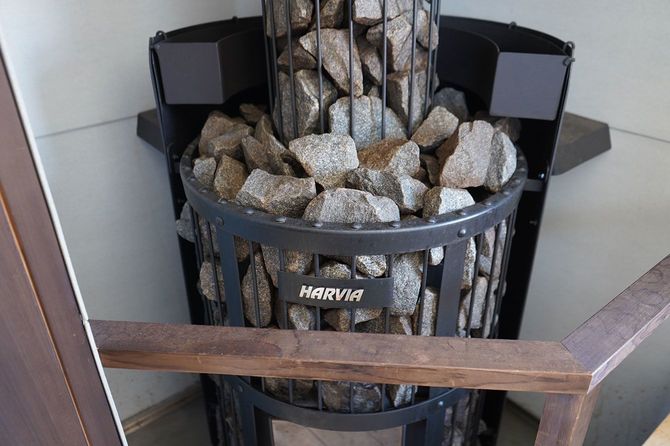 薪ストーブはフィンランドのサウナメーカーHARVIAのLegendシリーズを採用。サウナストーンは240kg。
