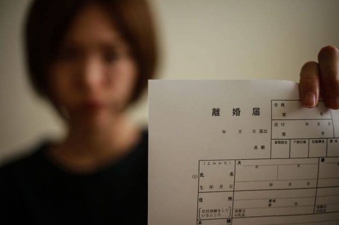 離婚届を突きつける女性