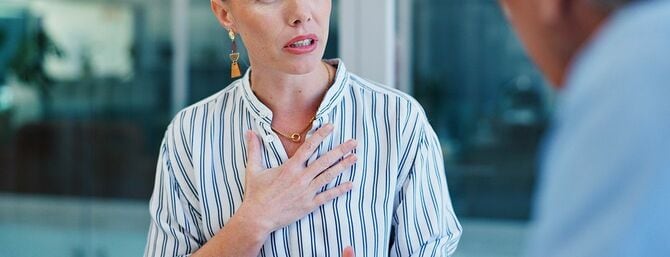 ショックを受ける女性