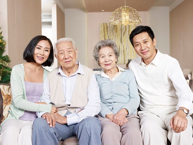 幸せなアジアの家族の家の肖像画。