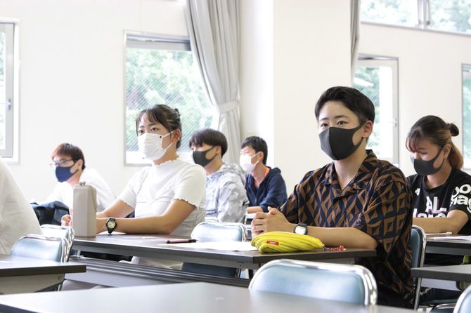 合格から3日後、大学で講義を受ける姉妹。