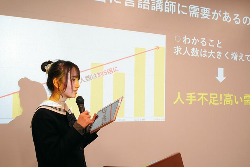 探究に没頭できる多様な講座があり、中学生にもプレゼンの機会がたくさん用意されている。