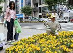 名古屋・栄付近で花の手入れをする宗次氏。ぱっと見、彼がココイチ創業者とはわからない。
