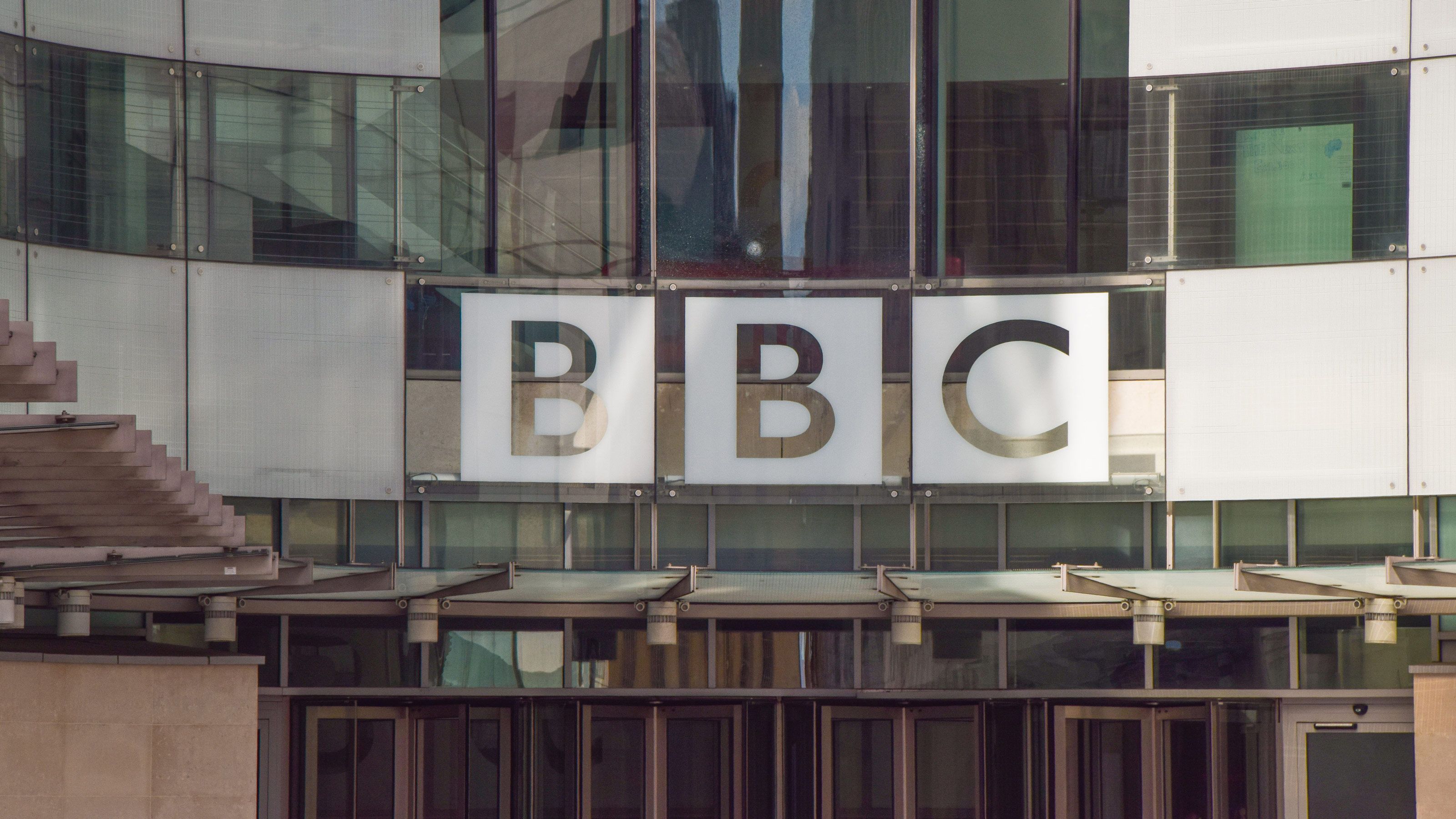 玄関ドアを叩くことはもうすべきでない イギリスの公共放送bbcが受信料廃止に動きはじめたワケ テレビの所有と連動した受信料制度は時代遅れに President Online プレジデントオンライン