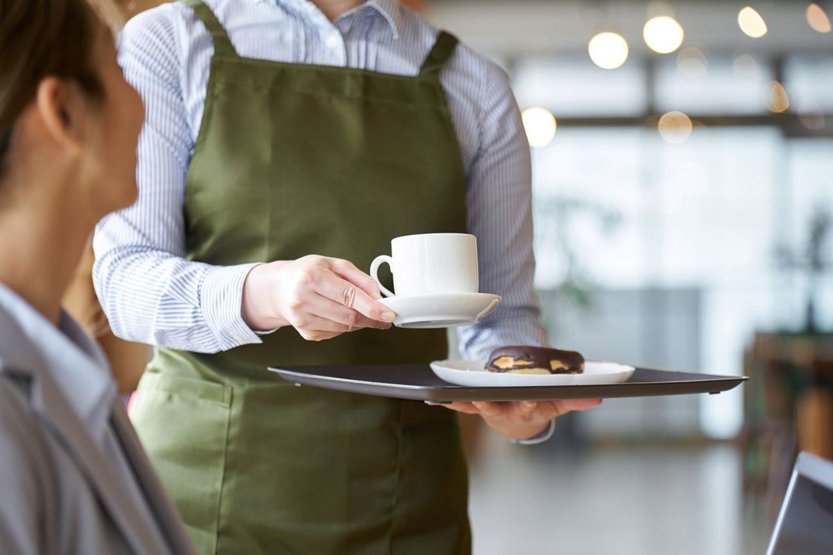 カフェで働く女性店員