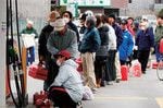 東日本大震災の後、ガソリンを求めて列を作る人々（写真＝Getty Images）