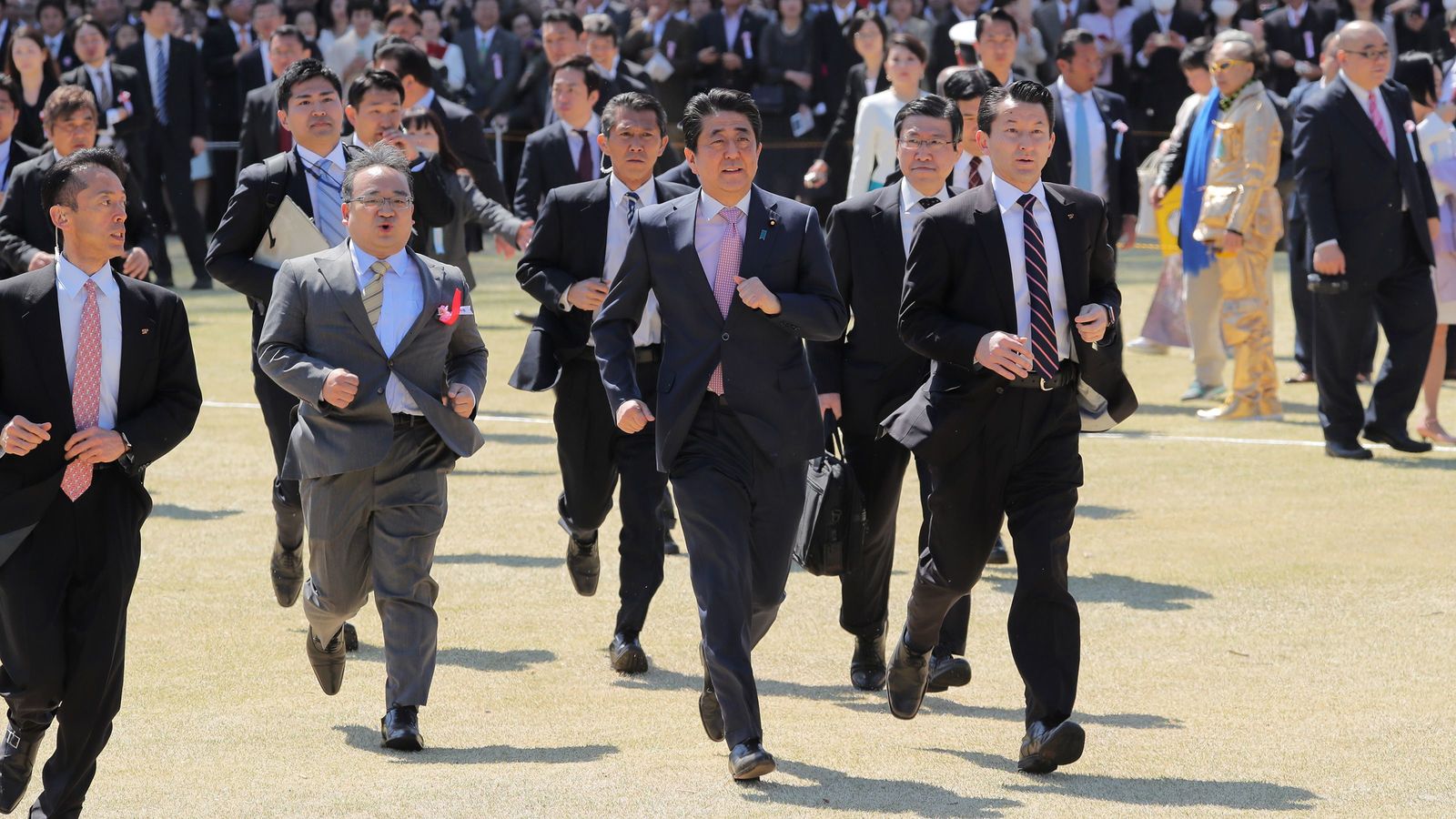 支持者を堂々と｢税金｣で接待する安倍氏の驕り ｢桜を見る会｣の驚くべき公私混同