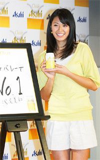 2009年2月の「クリアアサヒ」累計1500万ケース達成のマスコミ発表会。CMキャラクターを務めるビーチバレーの浅尾美和も登場した。08年3月の発売からすでに1720万ケースを達成した。