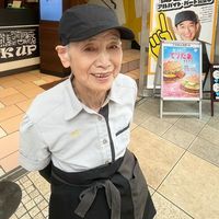 だからバスを乗り継ぎ週4日8時半出勤でモップをかける…92歳の現役