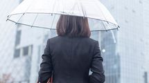 梅雨の季節に大活躍､エグゼクティブなスーツにも合う大人の傘とは