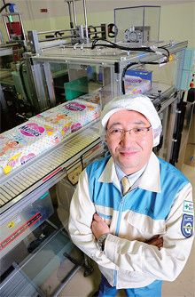 <strong>花王ヒューマンヘルスケア SCMセンター長 兼 栃木工場長 山下博之</strong>●1959年、大阪府生まれ。85年広島大学大学院工学研究科博士課程前期を修了。同年花王入社。17年間「アタック」などの粉体プロセス等の研究開発に従事。生産技術部門の技術部長、酒田工場長を経て、2010年10月から現職。