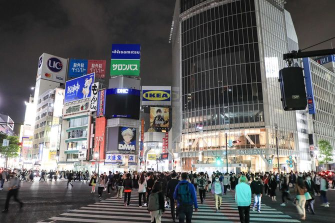 2021年5月12日、3回目の緊急事態宣言が延長された東京・渋谷のファッション街を、マスクをして歩く人々。