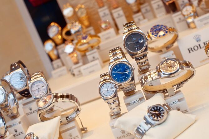 ベルリンのディーラーのショーケースに展示されているロレックスの時計のコレクション