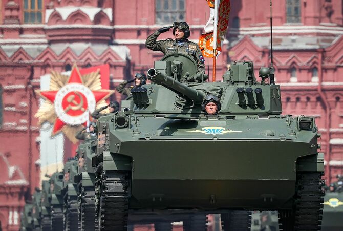 5月9日の「対ドイツ戦勝記念日」を前に、軍事パレードの予行演習を行うロシア軍（ロシア・モスクワ「赤の広場」）