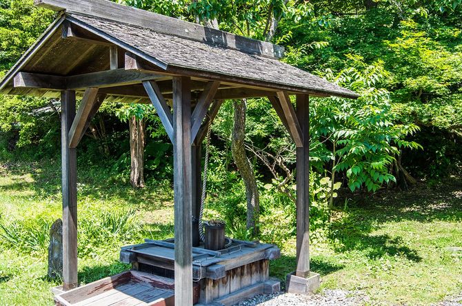 日差しの中で古い井戸