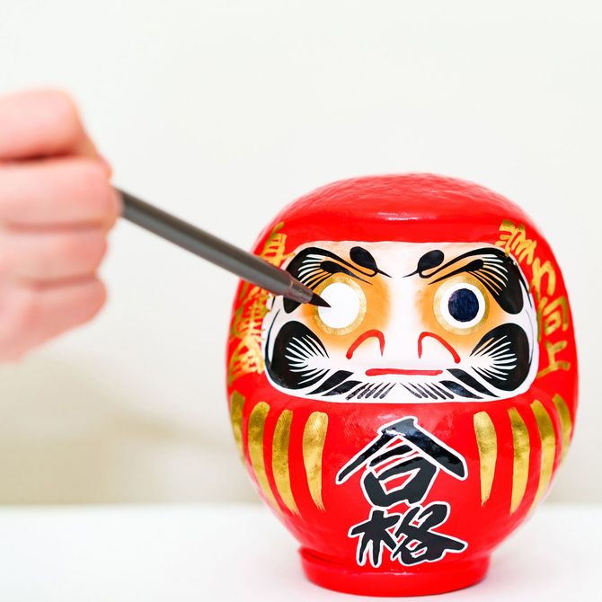 片目のないダルマに目を入れる