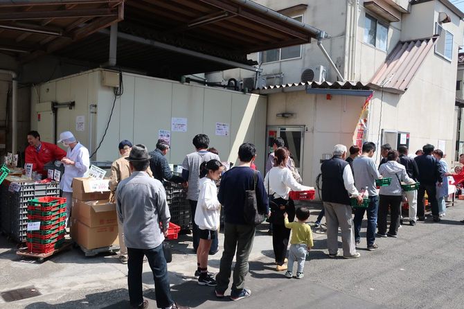 工場の前にできた行列