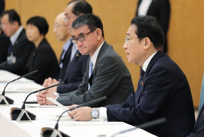 マイナンバー情報総点検本部の初会合で発言する岸田文雄首相（右端）。同2人目は河野太郎デジタル相＝2023年6月21日、首相官邸