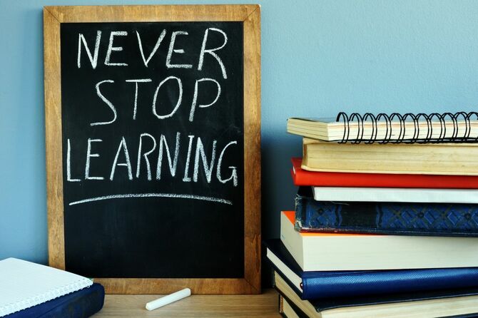 黒板に書かれた「NEVER　STOP　LEARNING」