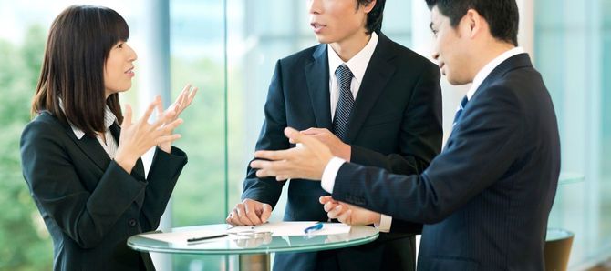 オフィスで会話するチーム