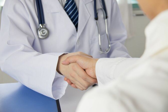 握手する医師