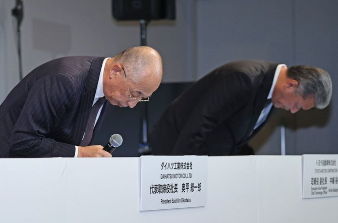 ダイハツ工業の試験認証不正に関する記者会見で陳謝する奥平総一郎社長（左）とトヨタ自動車の中嶋裕樹副社長＝2023年12月20日午後、東京都文京区