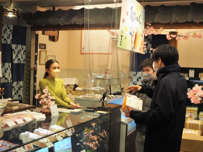 店に立つ榊さん。和菓子をもっと身近なものにしようと奮闘する日々は続く