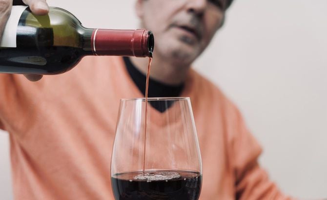 ワインを注ぐシニア男性