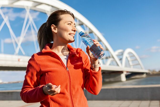 ミネラルウォーターを飲むランナー