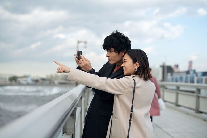 観光地で写真を撮るカップル